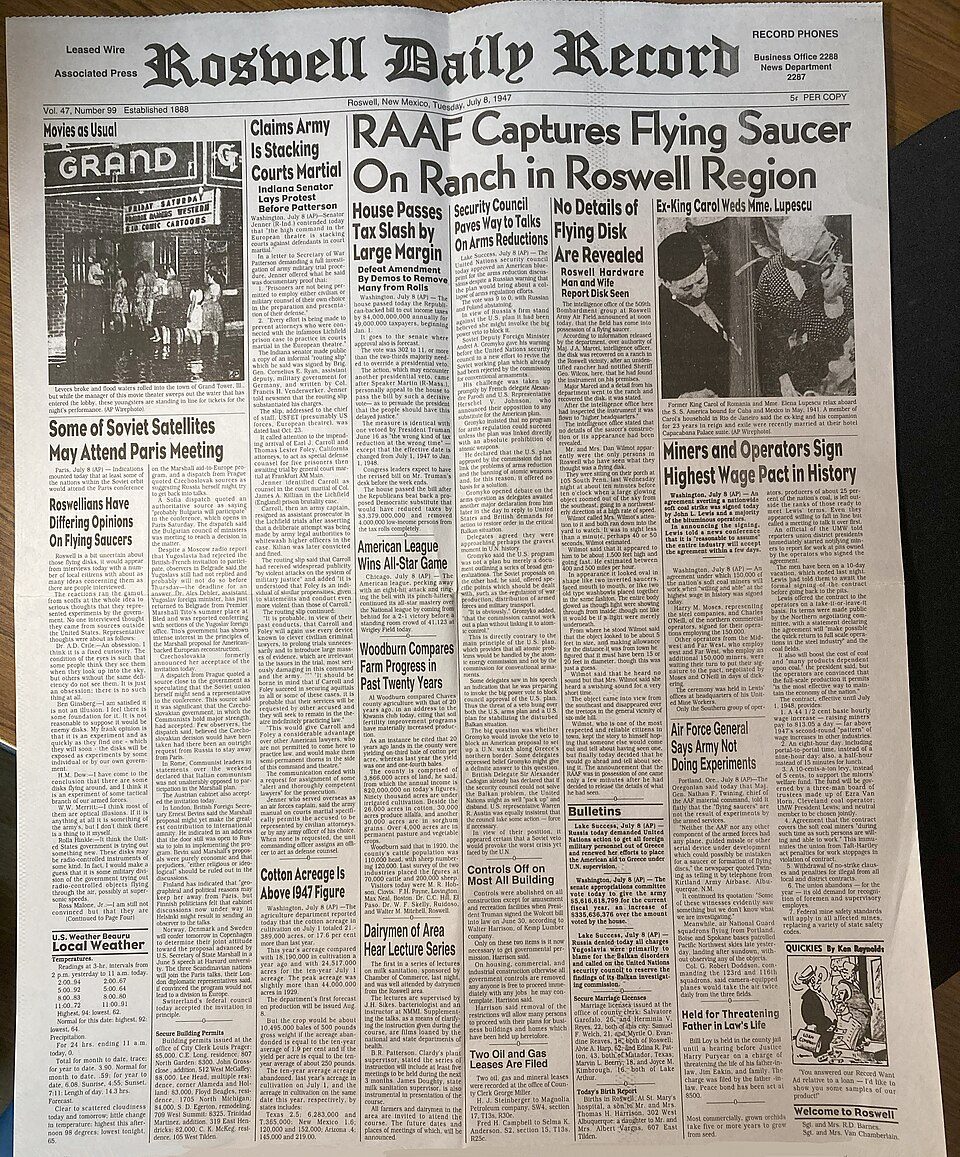 Front page of the Roswell Daily Record announcing the flying disc capture